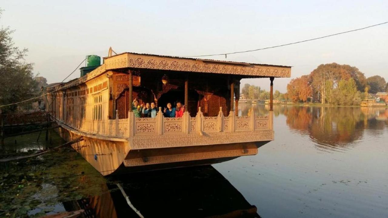 Hotel Wangnoo Heritage Houseboats Srīnagar Exterior foto